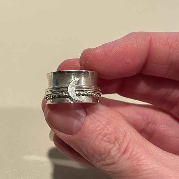 925 Sterling Silver Crescent Spinner Ring- Size 7 - Picture 3 of 3
